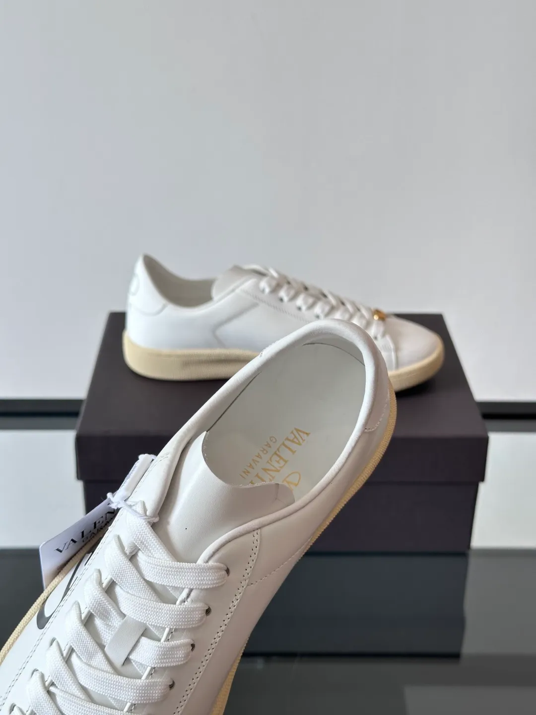 P420¥& VALENTINO Men’s spring and summer white shoes 🤍 VALENTINO GARAVANI ROYCO men’s soft calfskin sneakers, the shoelaces are equipped with removable vintage brass distressed effect VLOGO SIGNATURE accessories, and the back of the shoes is screen printed. Comfortable and good looking on the feet!  size：38-45